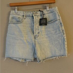 NWT Pacsun Curve 90’s Girlfriend Jean Shorts 28 Light Wash Raw Hem Waist: 29in